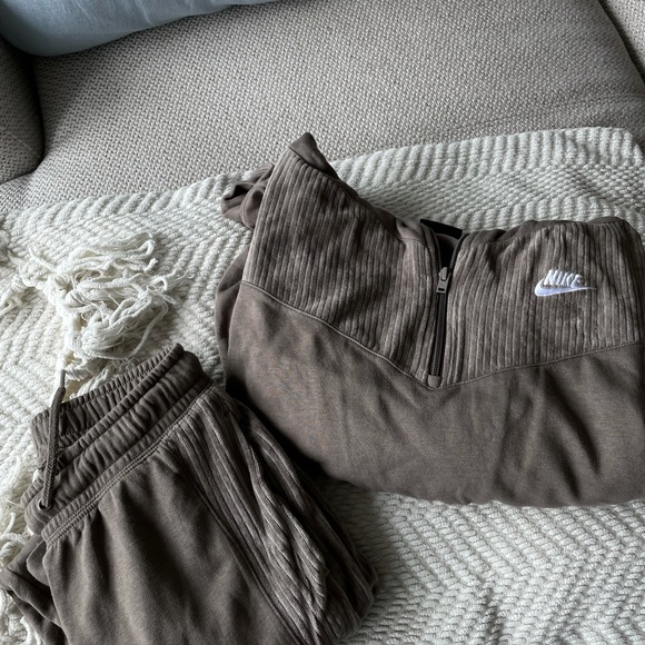 woman’s nike tracksuit - Picture 4 of 4